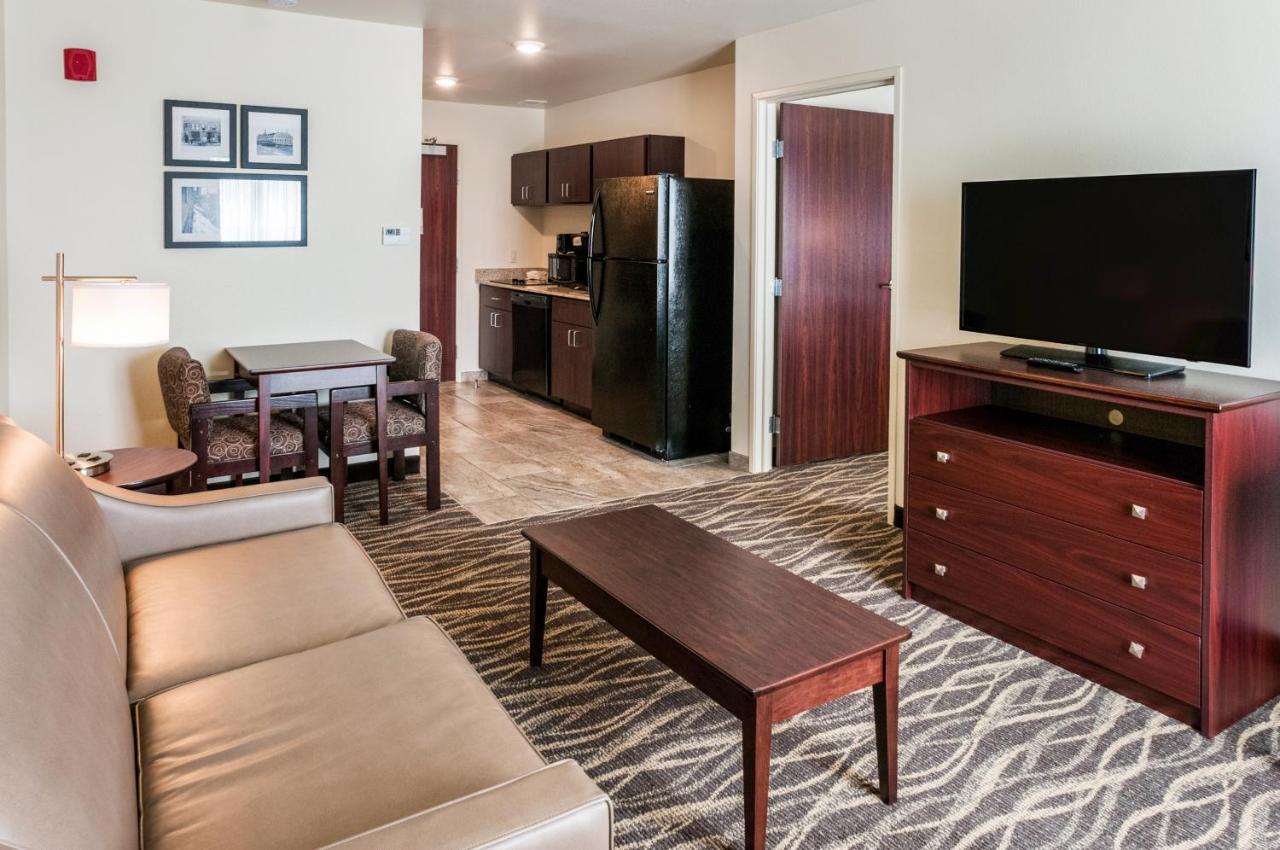 Cobblestone Hotel & Suites Appleton International Airport Neenah Exterior photo